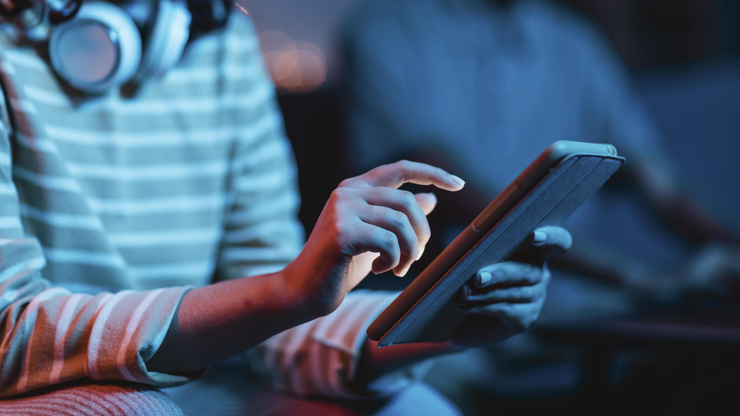 Aplicativos para estudar: pessoa com um celular na mão abrindo o aplicativo para estudar.