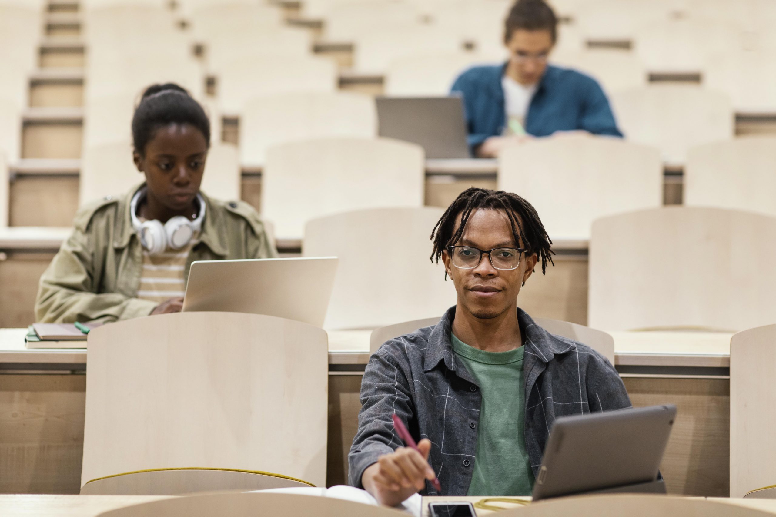Jovens estudantes frequentando uma aula na universidade