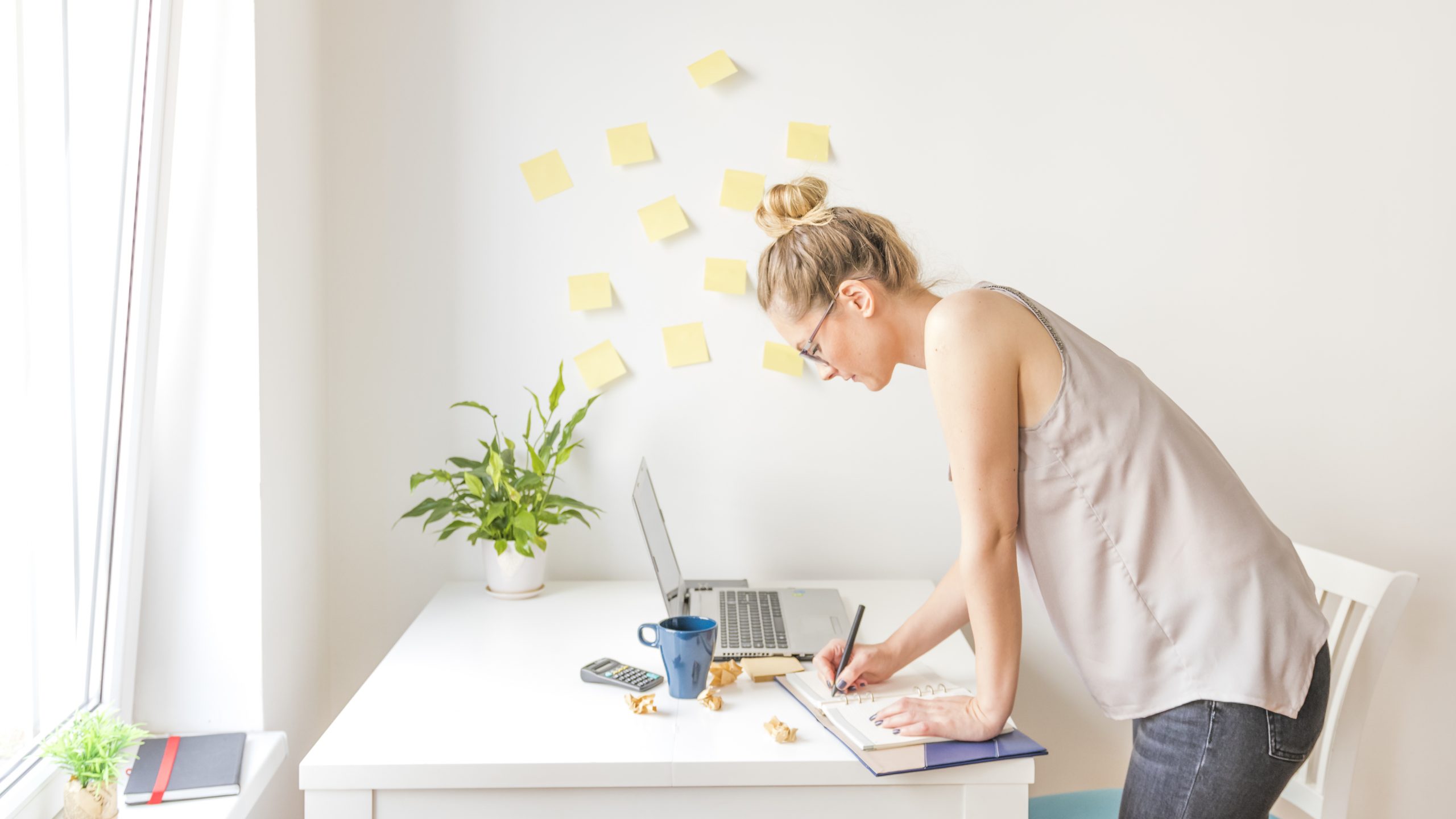Técnicas de memorização: mulher em frente a mesa utilizando as técnicas de memorização.