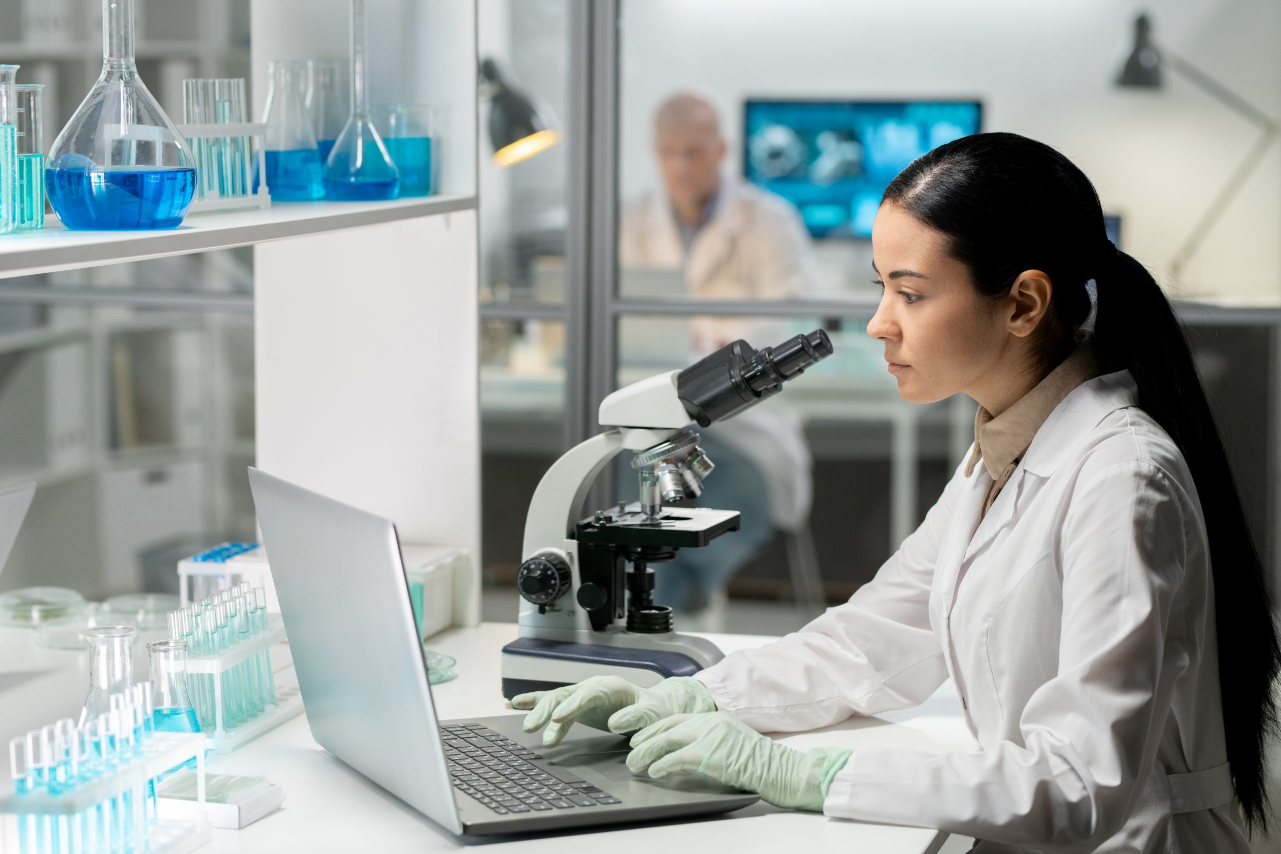 Mulher em um laboratório
