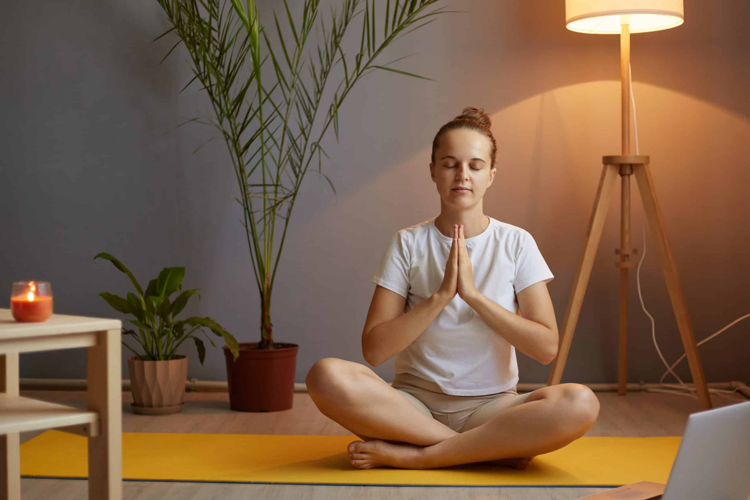 Mulher sentada no chão meditando