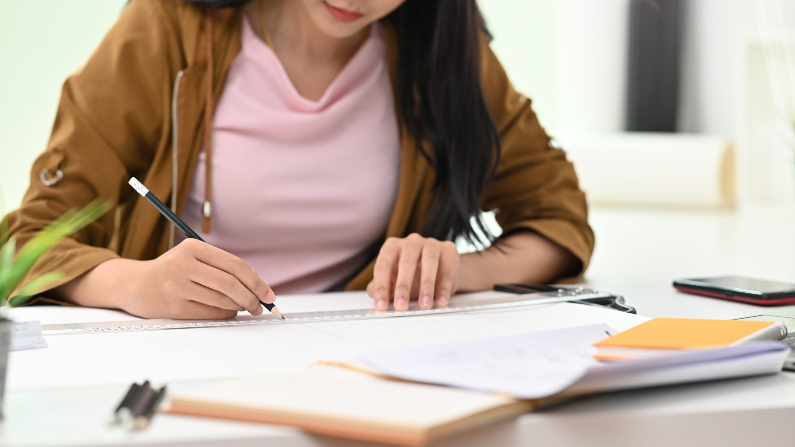 Mulher escrevendo em um caderno