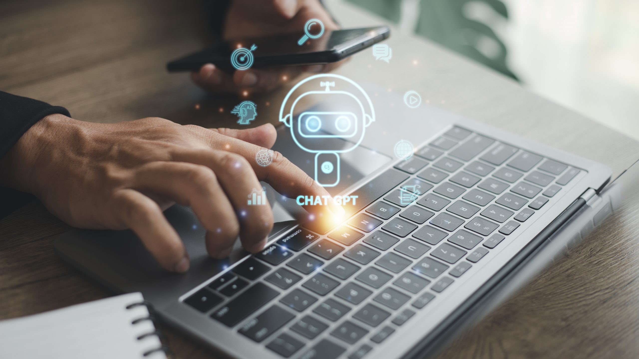 Homem utilizando laptop para interagir com o ChatGPT