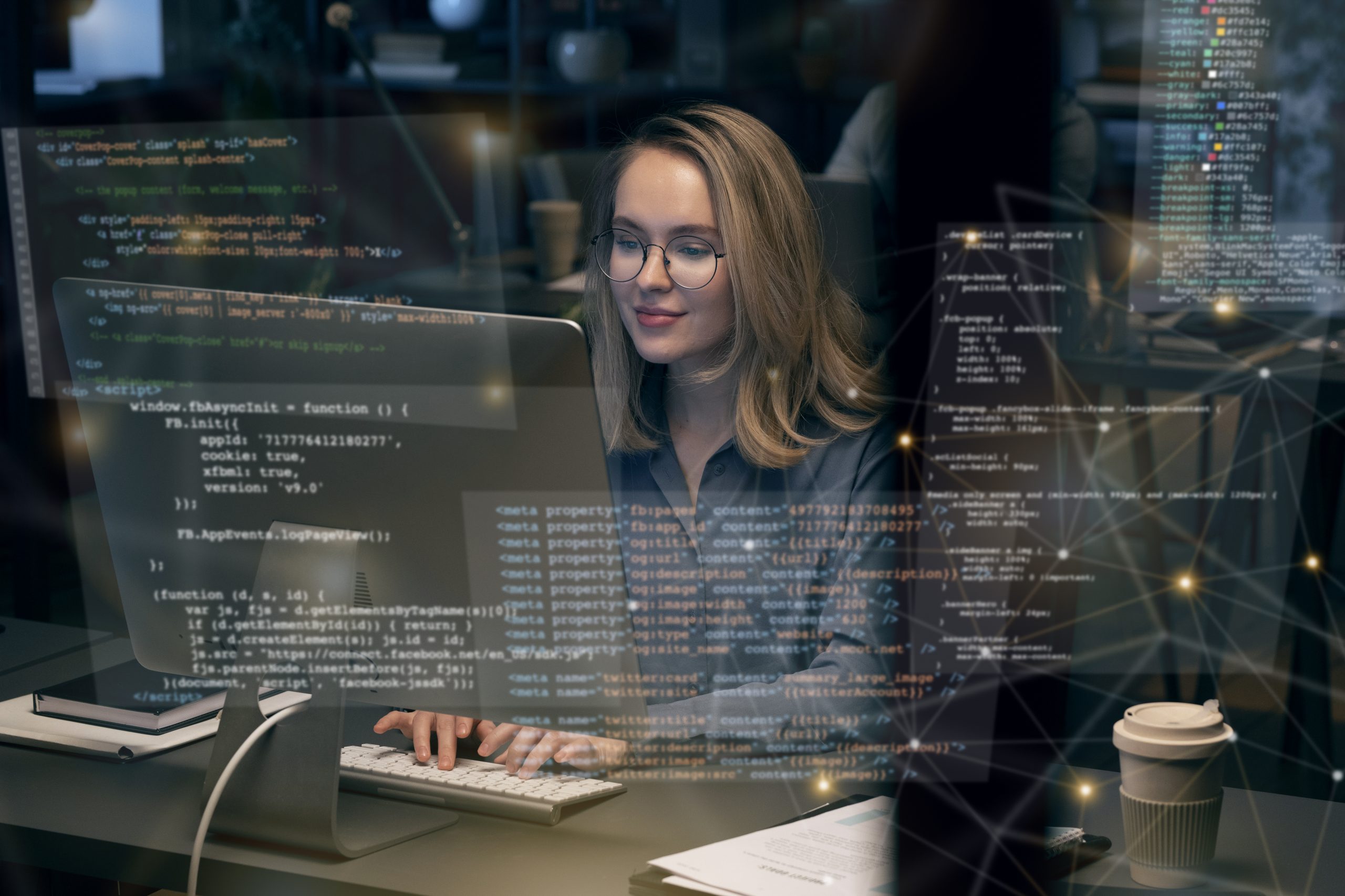 Mulher jovem digitando em um notebook