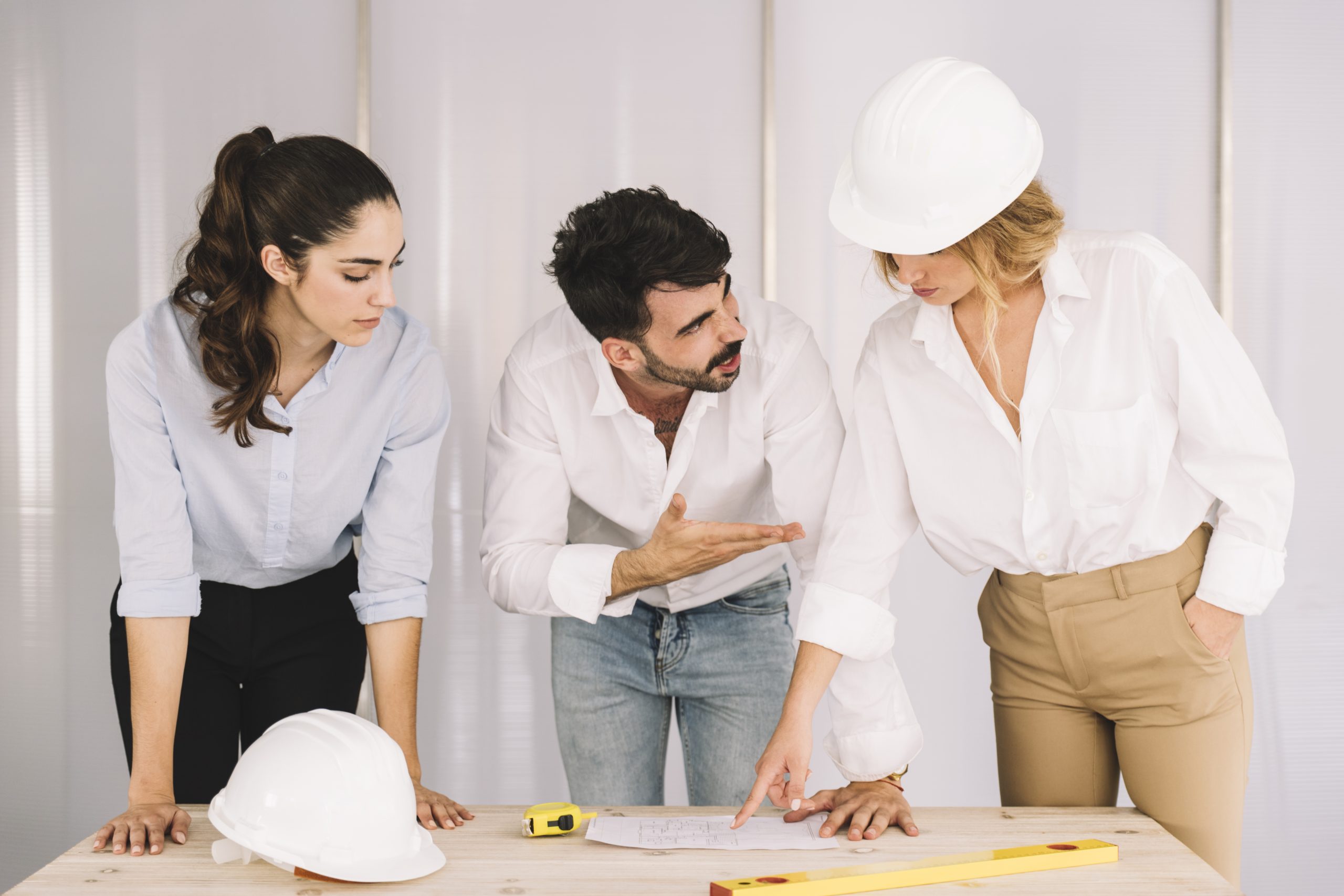Três arquitetos em reunião de projetos