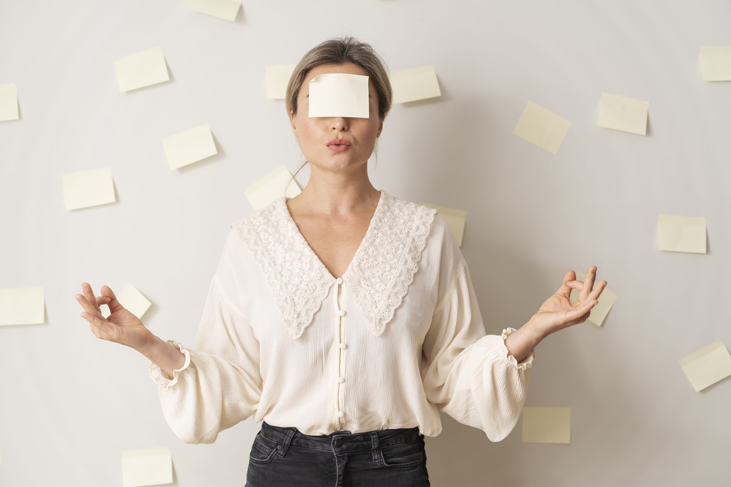Mulher em pé frente a uma parede com vários post-its