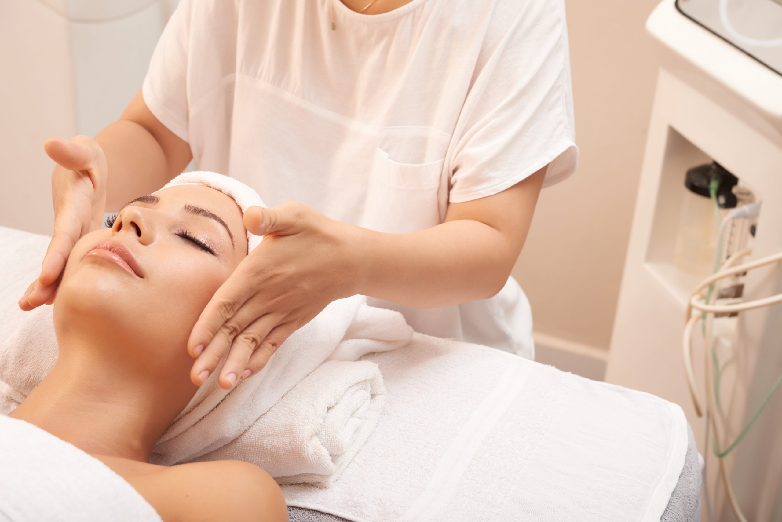 Mulher recebendo uma massagem facial