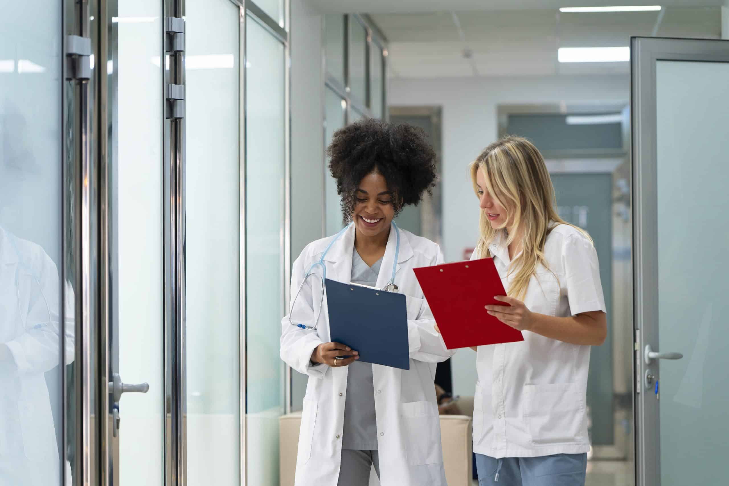 Duas estudantes conversando em um hospital