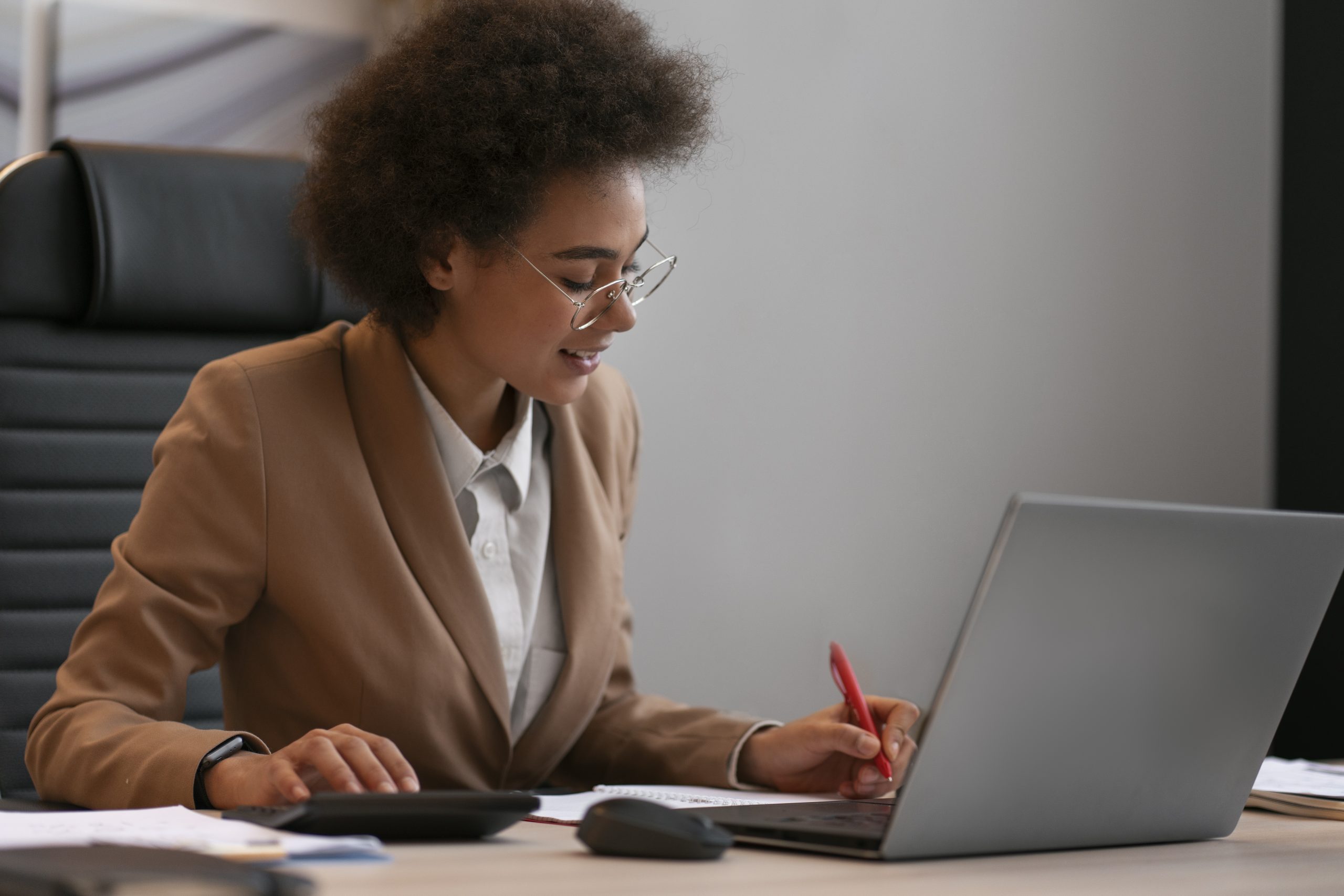 Mulher em frente ao computador em um escritório