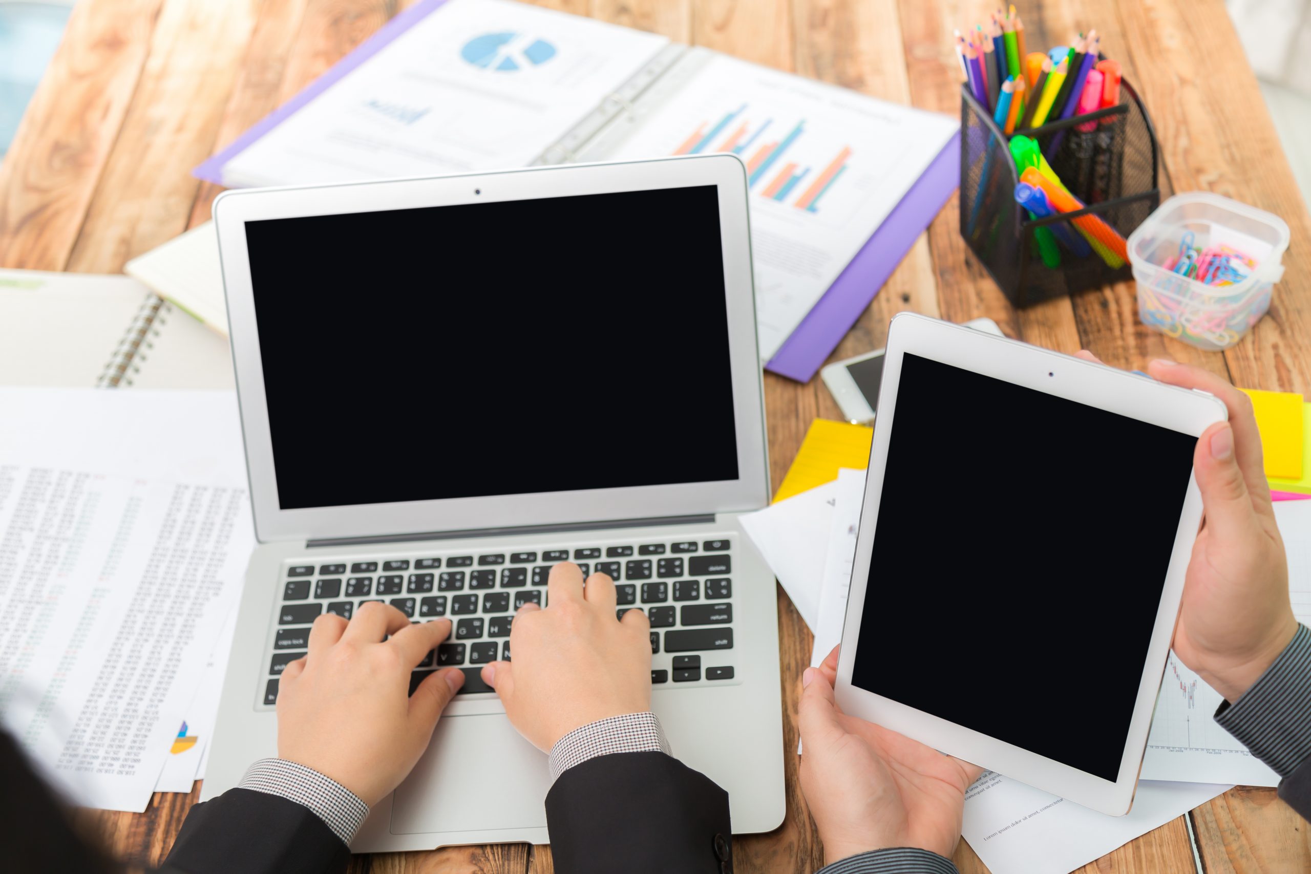 Mesa com um tablet e um computador