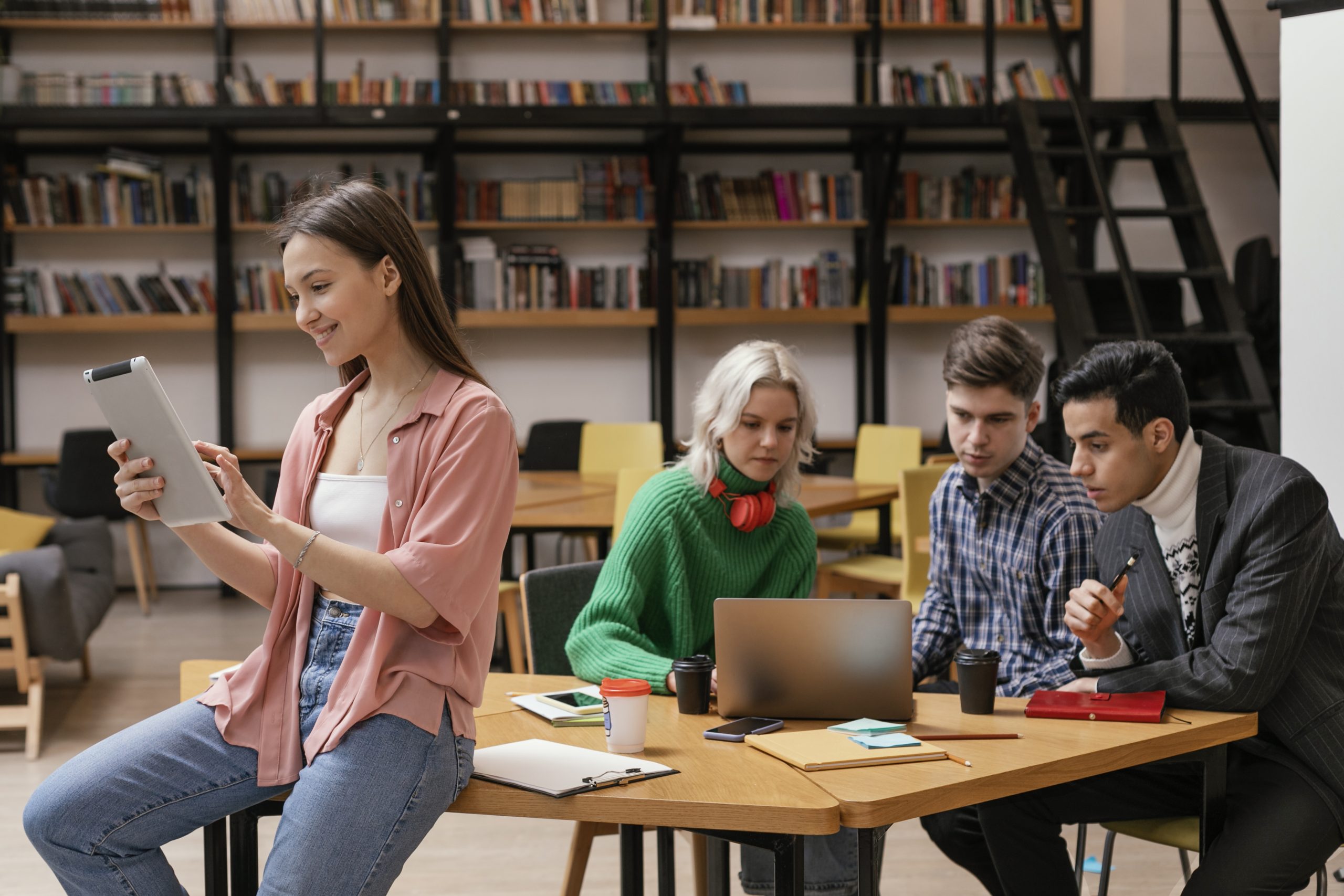 Grupo de estudantes reunidos em uma biblioteca