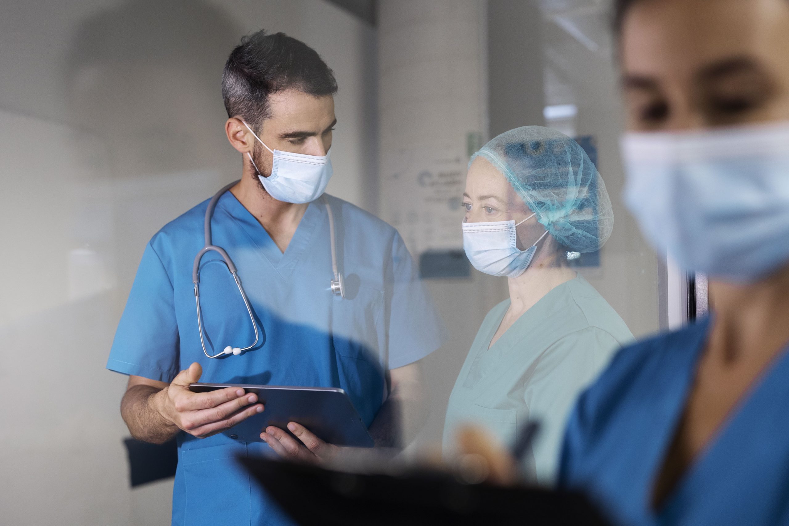 Dois enfermeiros conversando em um hospital