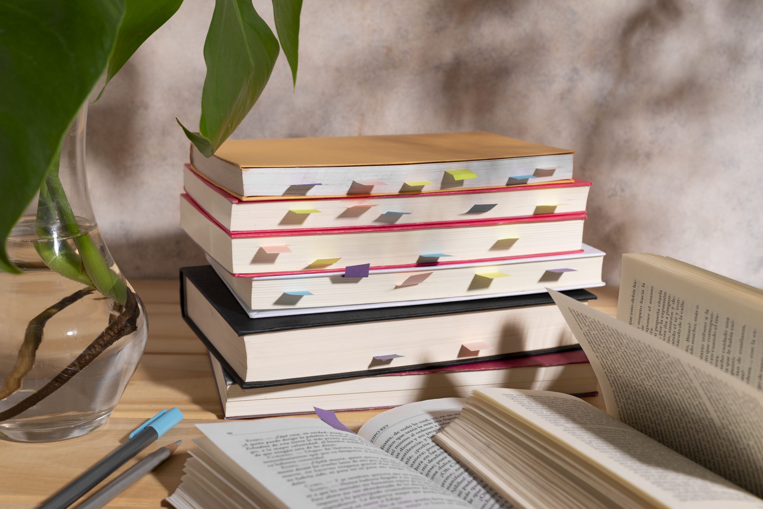 Vários livros empilhados em uma mesa