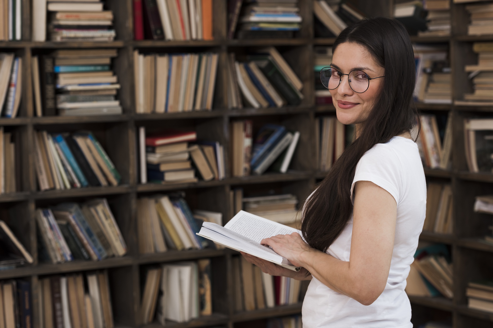Jovem com um livro nas mãos