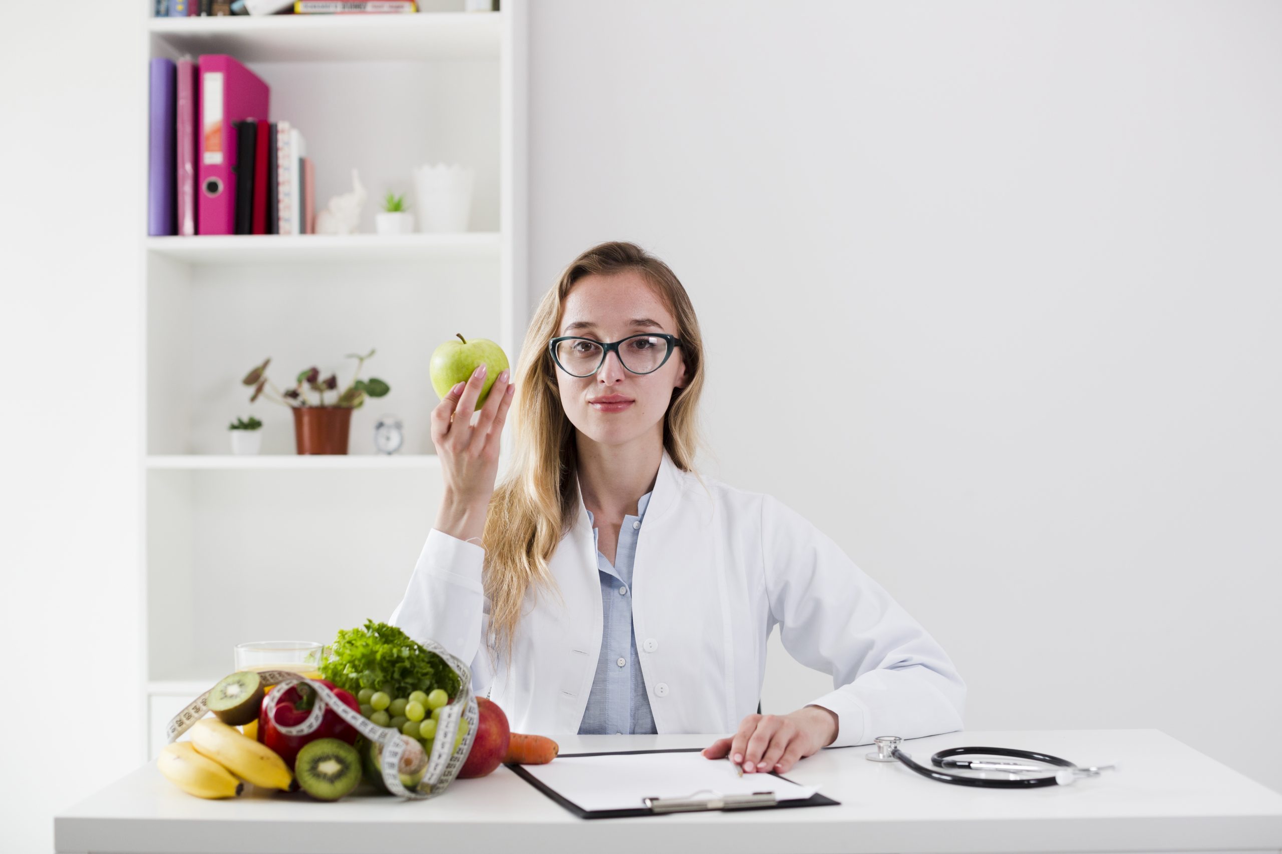 Nutricionista com uma maçã na mão