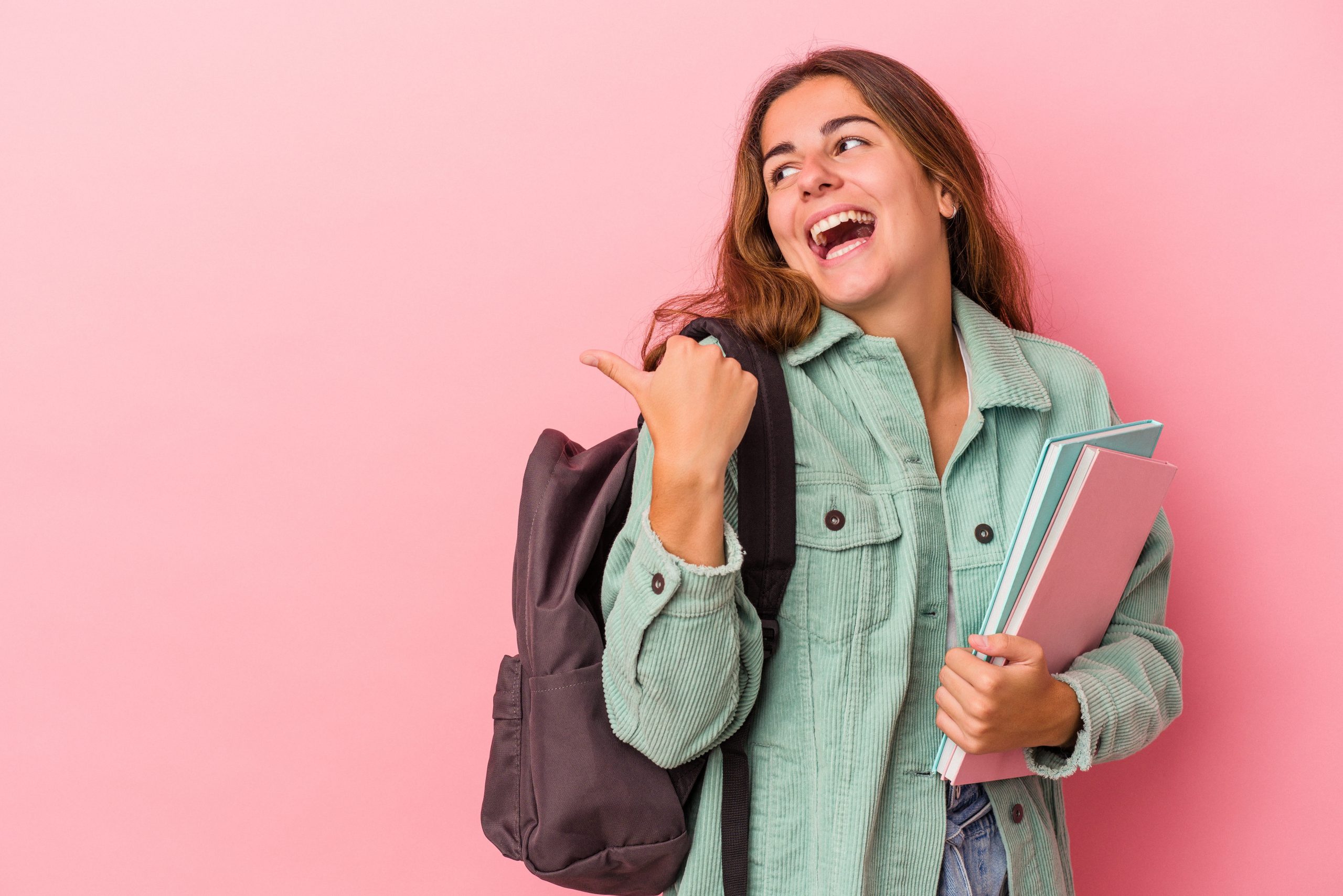 Estudante sorrindo com caderno nas mãos