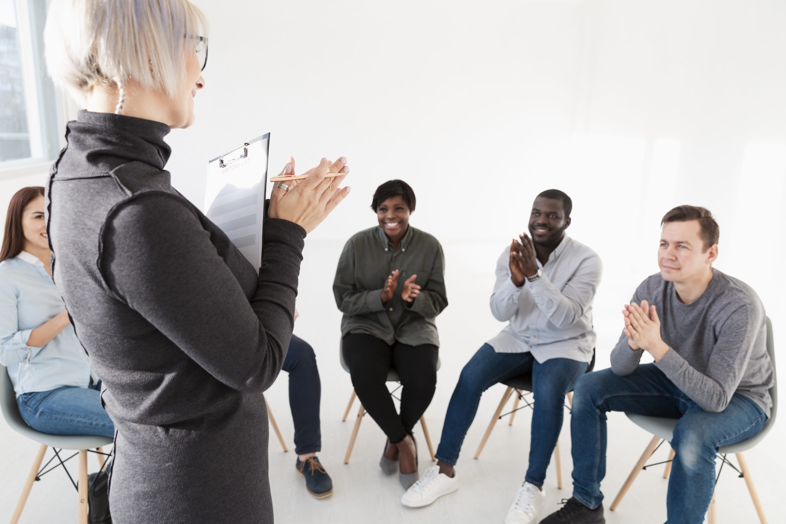 Várias pessoas sentadas e conversando em um escritório