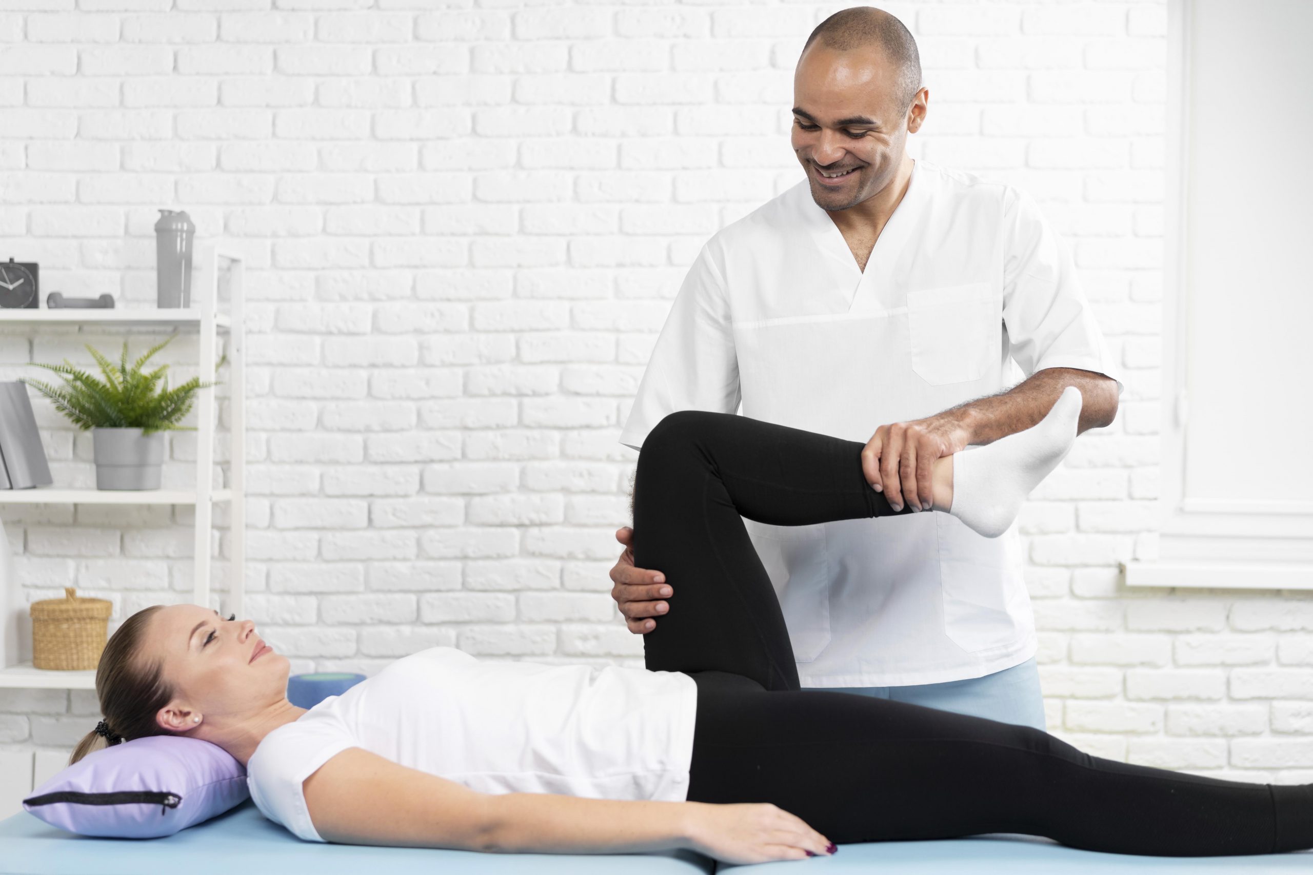 Homem ajudando uma mulher a fazer um exercicio