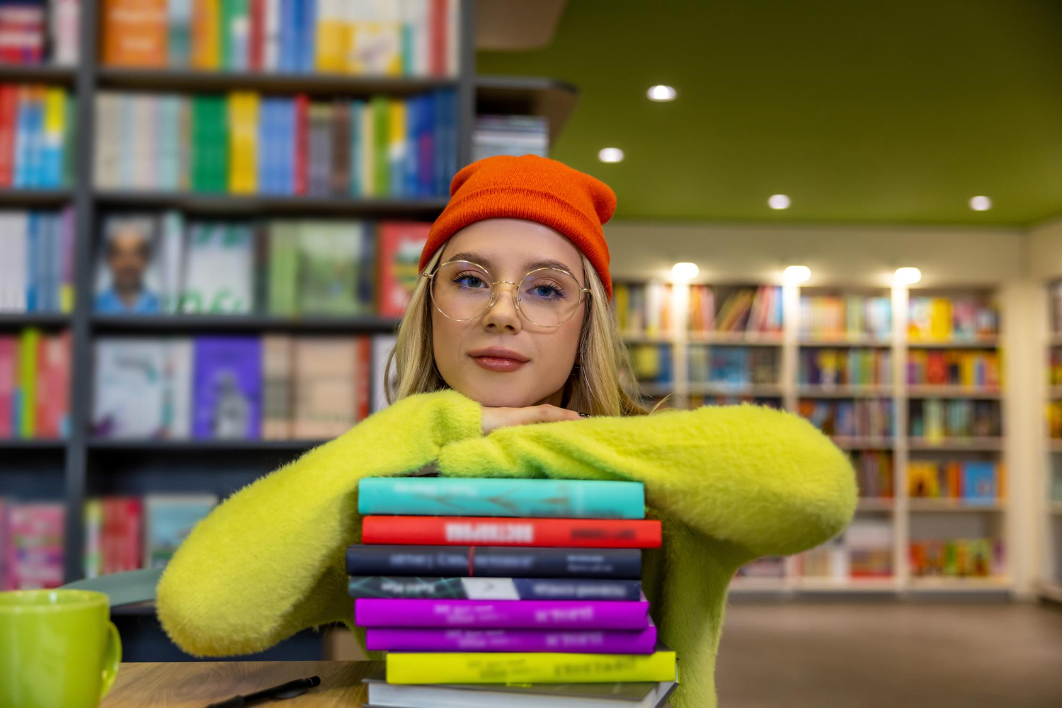 Estudante debruçada sobre alguns livros