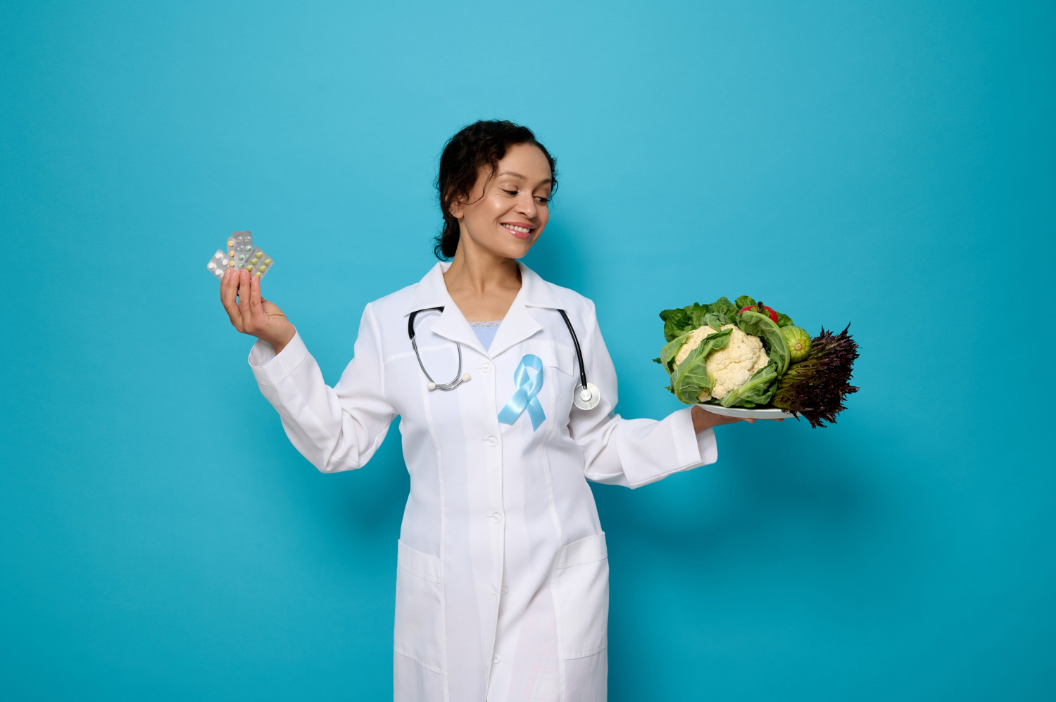 Médica segurando alguns remédios e legumes