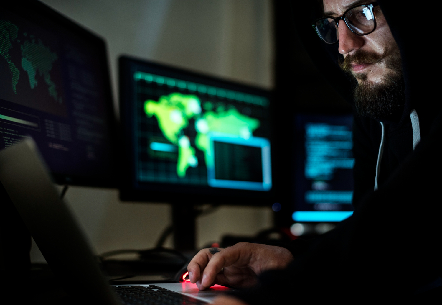 Homem trabalhando em frente ao computador