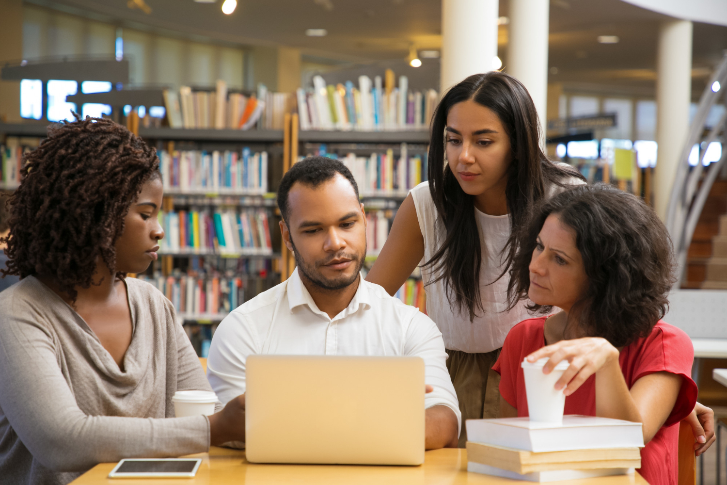 Alguns alunos estudando em uma biblioteca