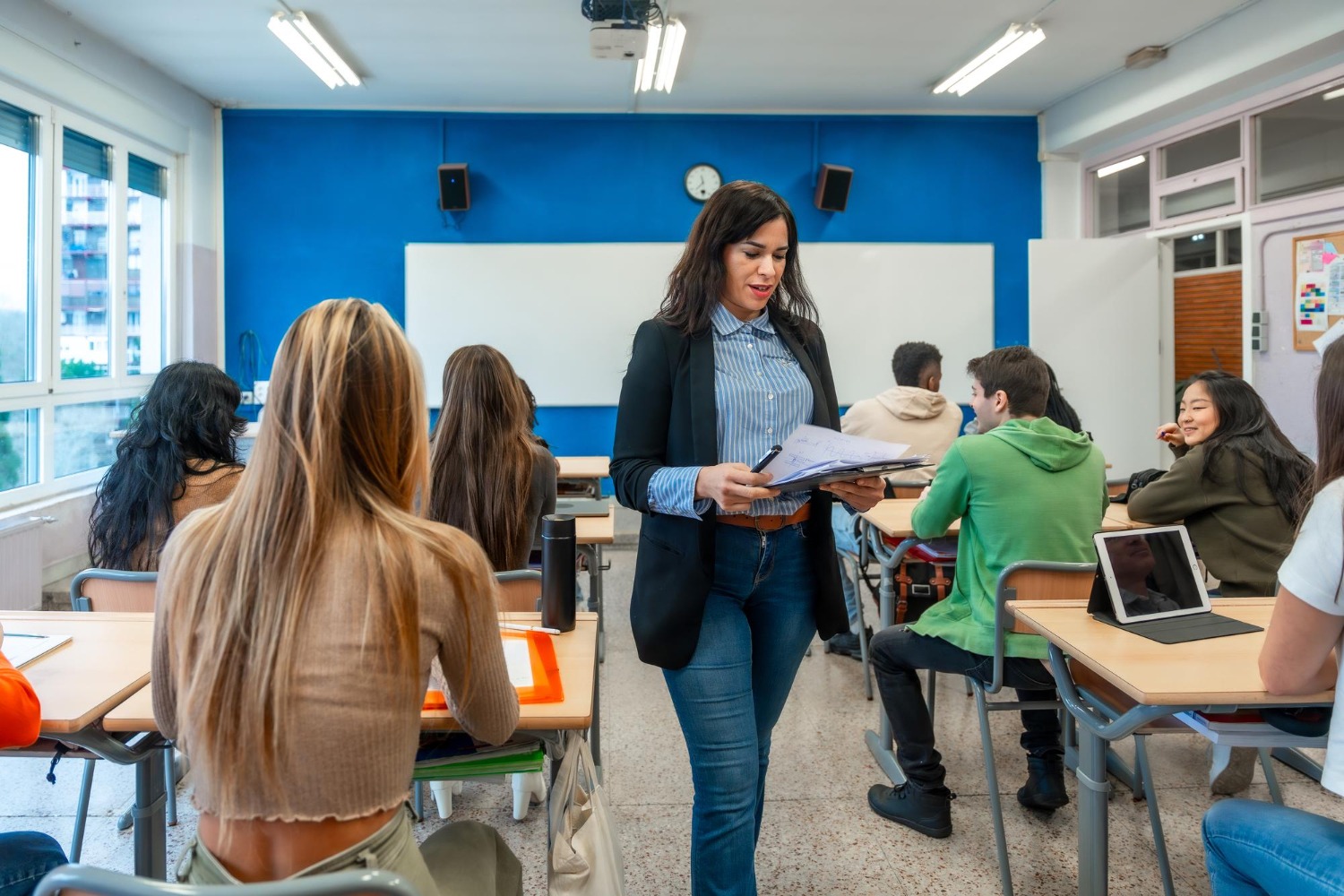 Corpo docente e discente em sala de aula de ensino médio.
