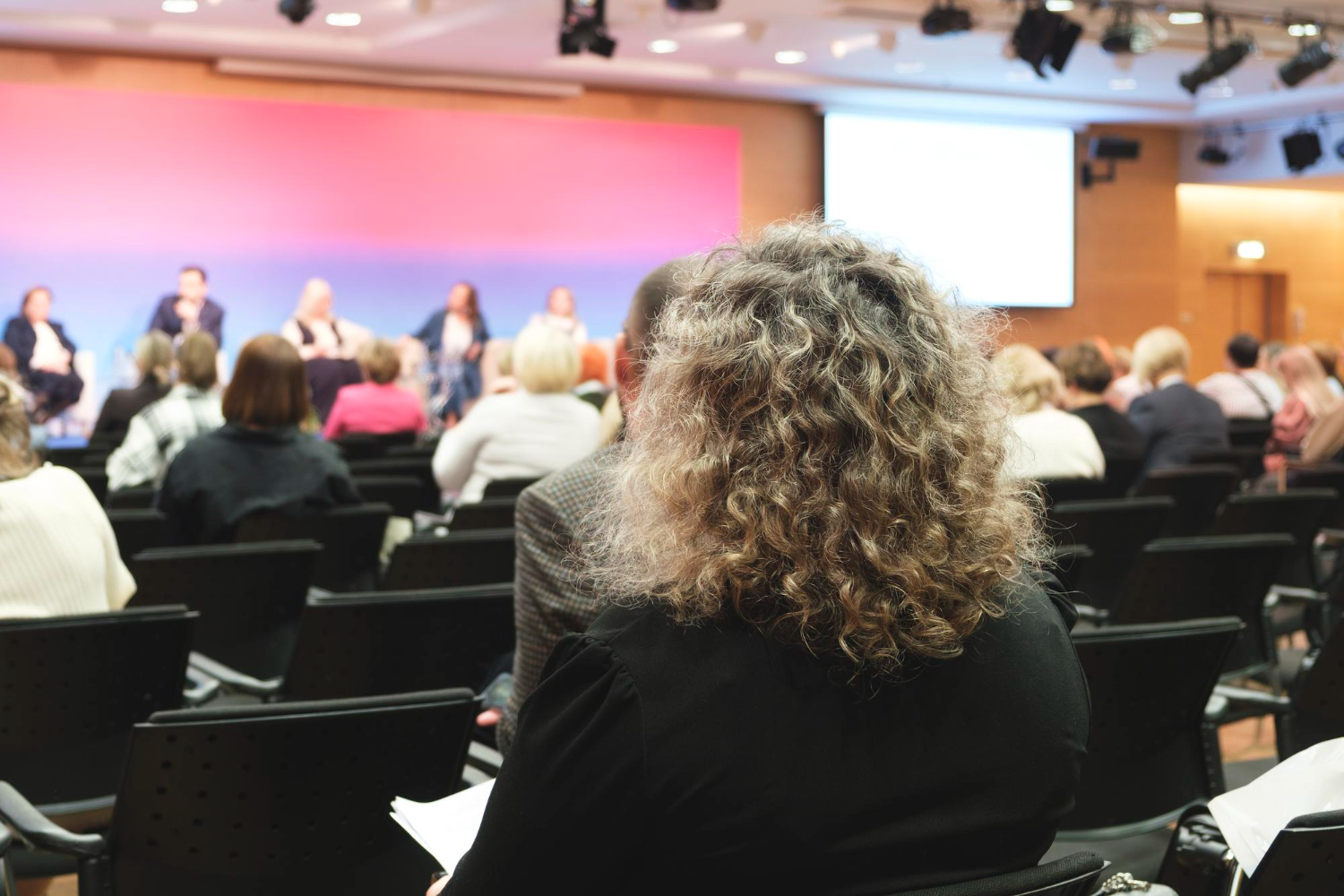 Várias pessoas reuinidas em um auditório