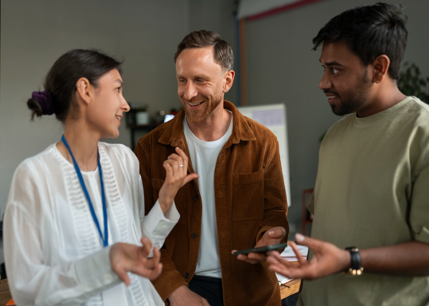 Grupo de pessoas conversando sobre profissões para quem gosta de falar.