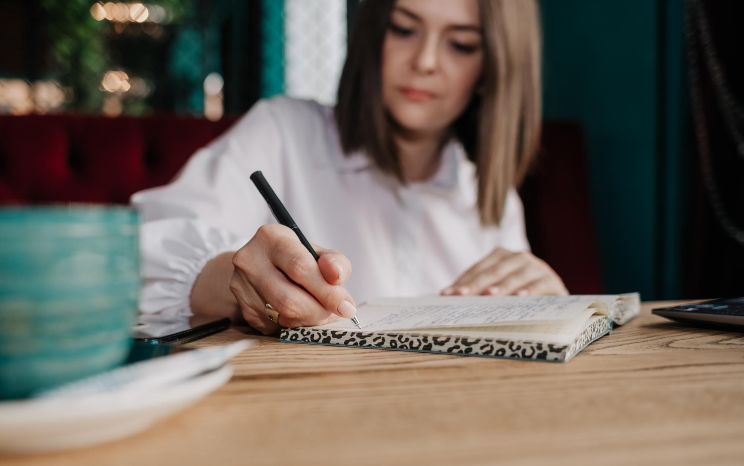 Jovem mulher estudando para melhorar a escrita formal.