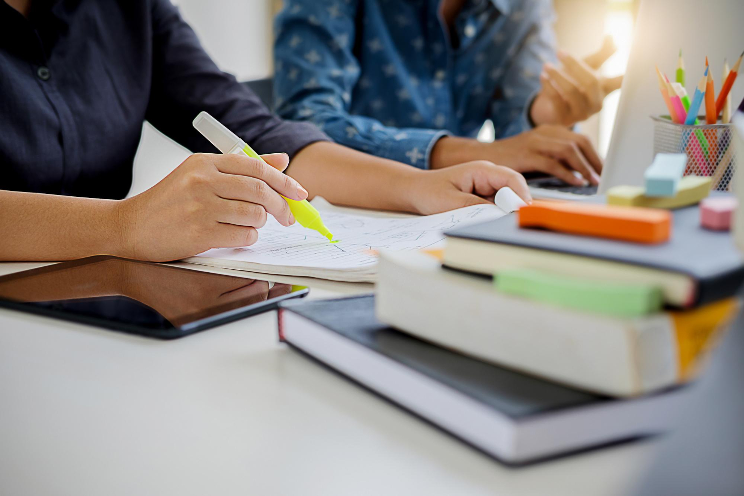 Jovens estudando sobre o método dedutivo tradicional.