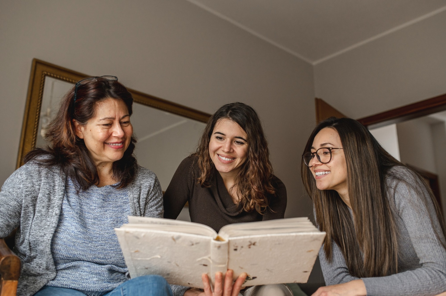 Três mulheres em um clube de leitura.