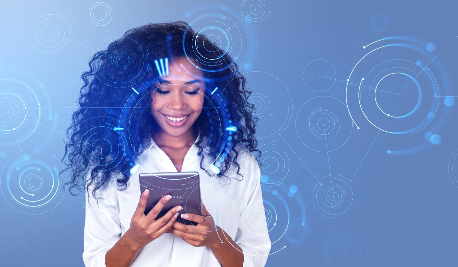 Jovem mulher lendo sobre competências digitais.