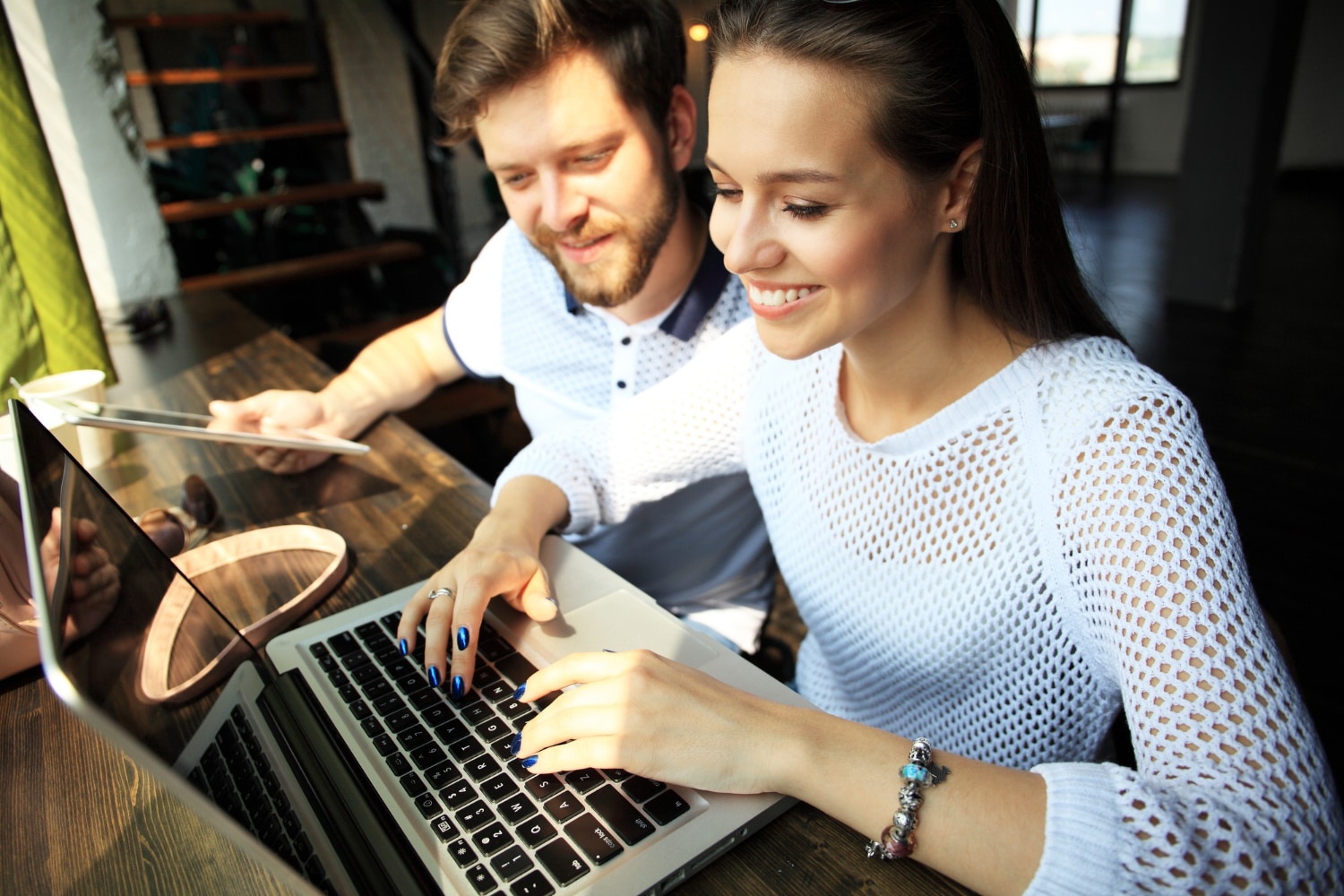 Duas pessoas fazendo networking ead.