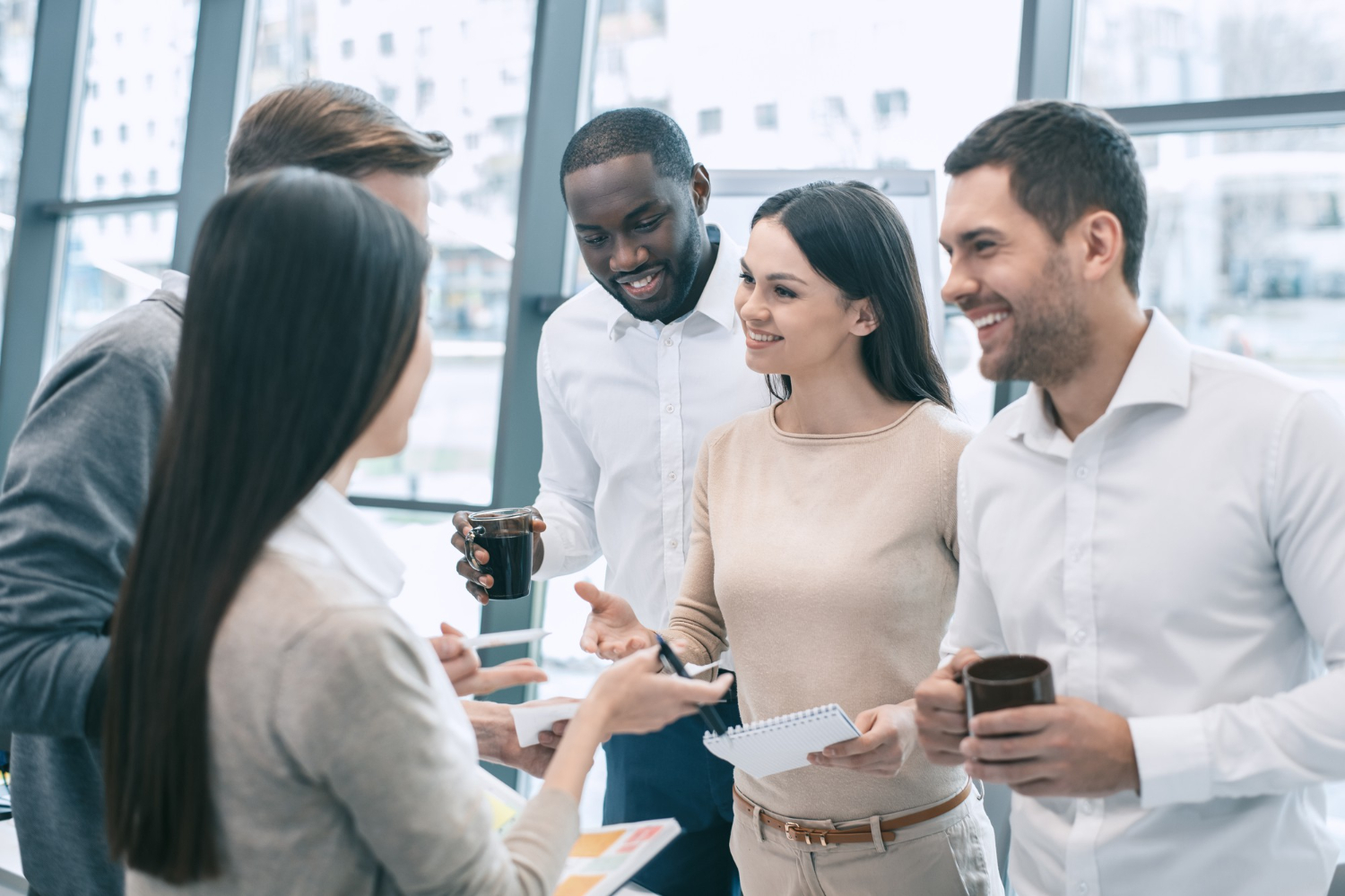 Um grupo conversando sobre comunicação interpessoal.