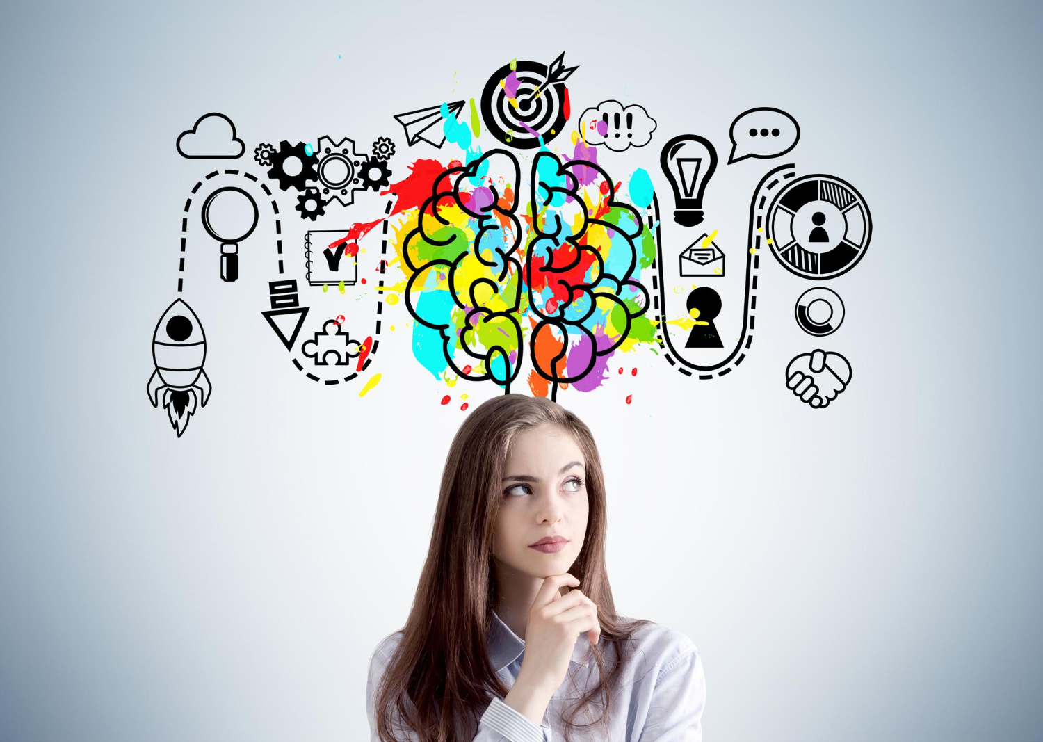 Jovem mulher pensativa sobre os tipos de inteligência.