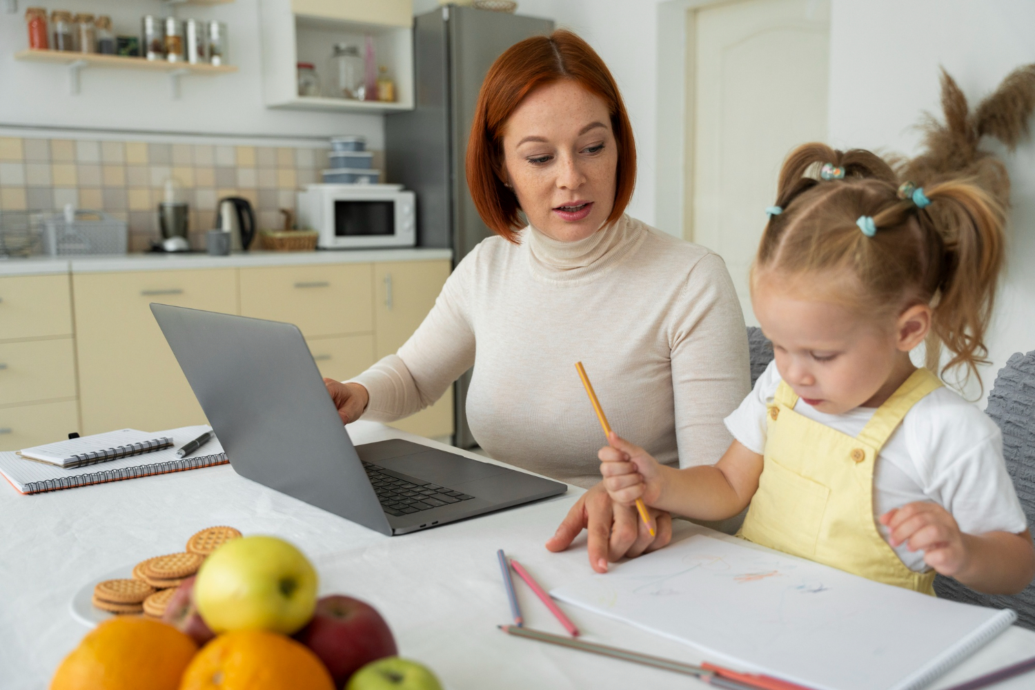 Mulher aprendendo sobre como conciliar estudos, carreira e maternidade.
