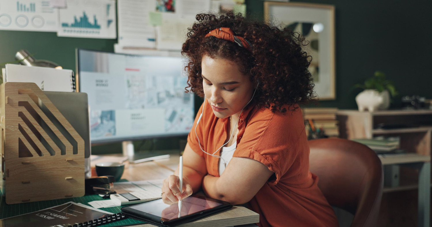 Jovem estudante lendo sobre cursos tecnólogos que pagam bem.