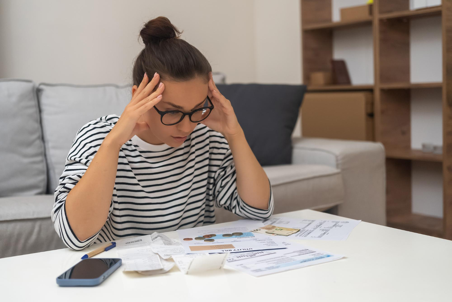 Jovem mulher preocupada com imprevistos financeiros.