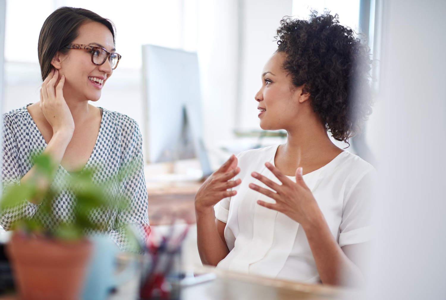 Duas jovens falando sobre comunicação assertiva.
