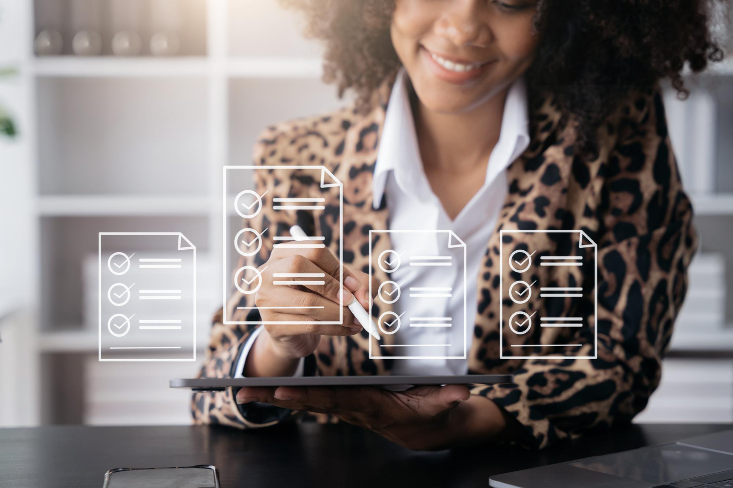 Jovem mulher selecionando currículos de um processo seletivo.