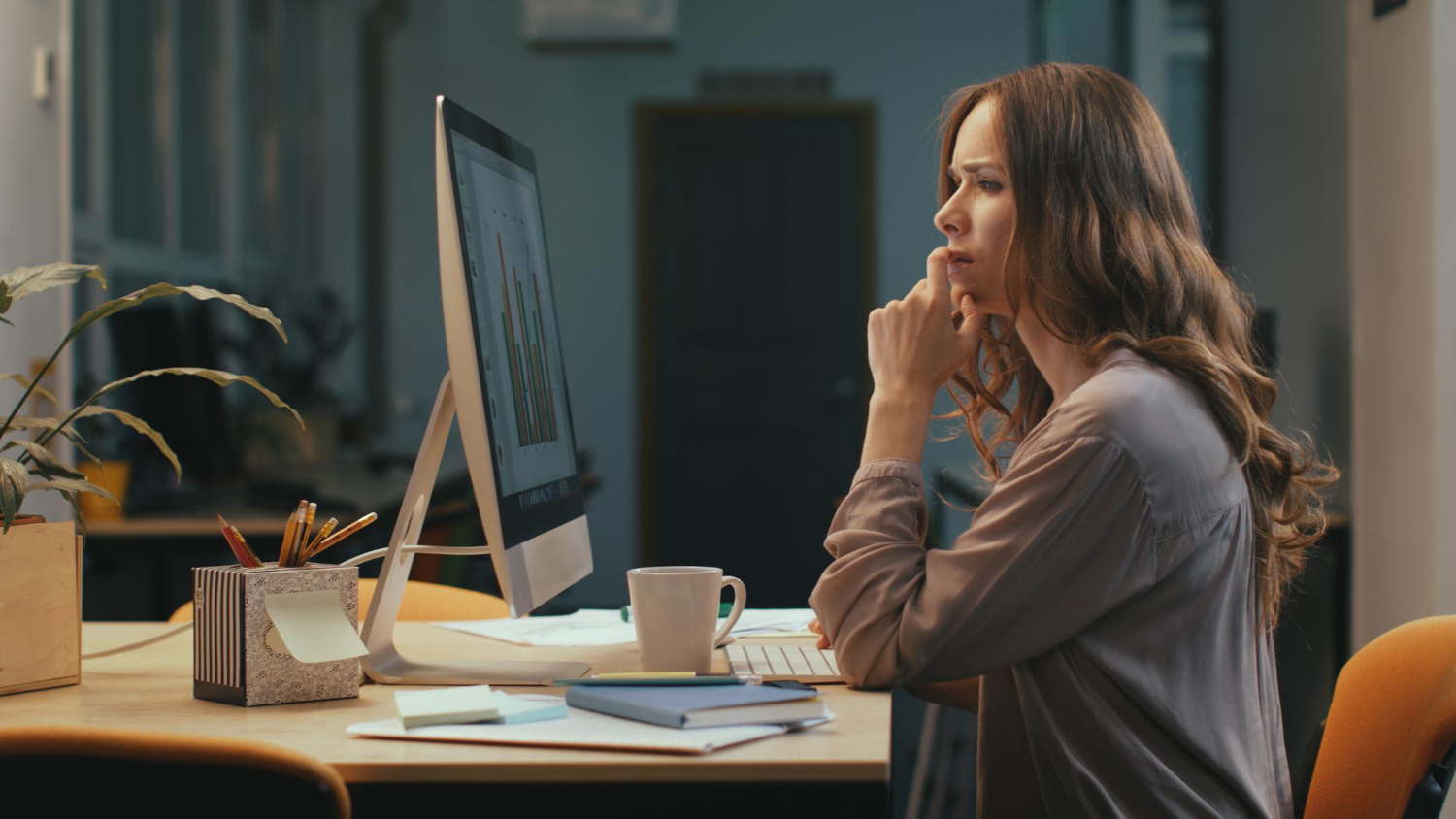 Empresária lendo sobre profissões para quem gosta de trabalhar sozinho.