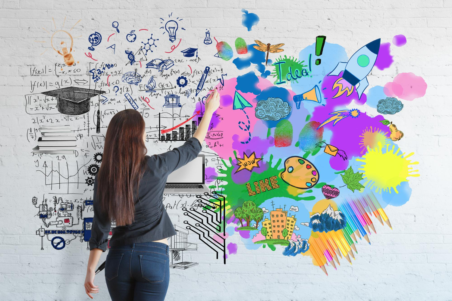 Mulher escrevendo em uma parede com desenhos de tendência pedagógica.