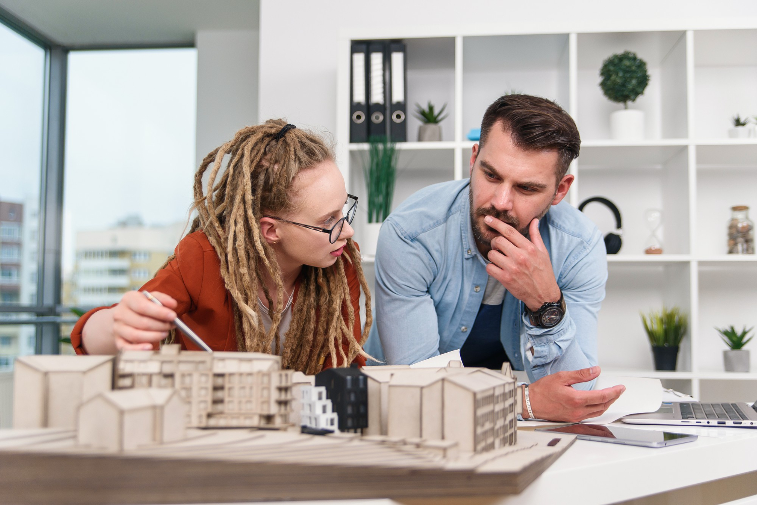 Duas pessoas conversando sobre a diferença entre arquiteto e engenheiro.