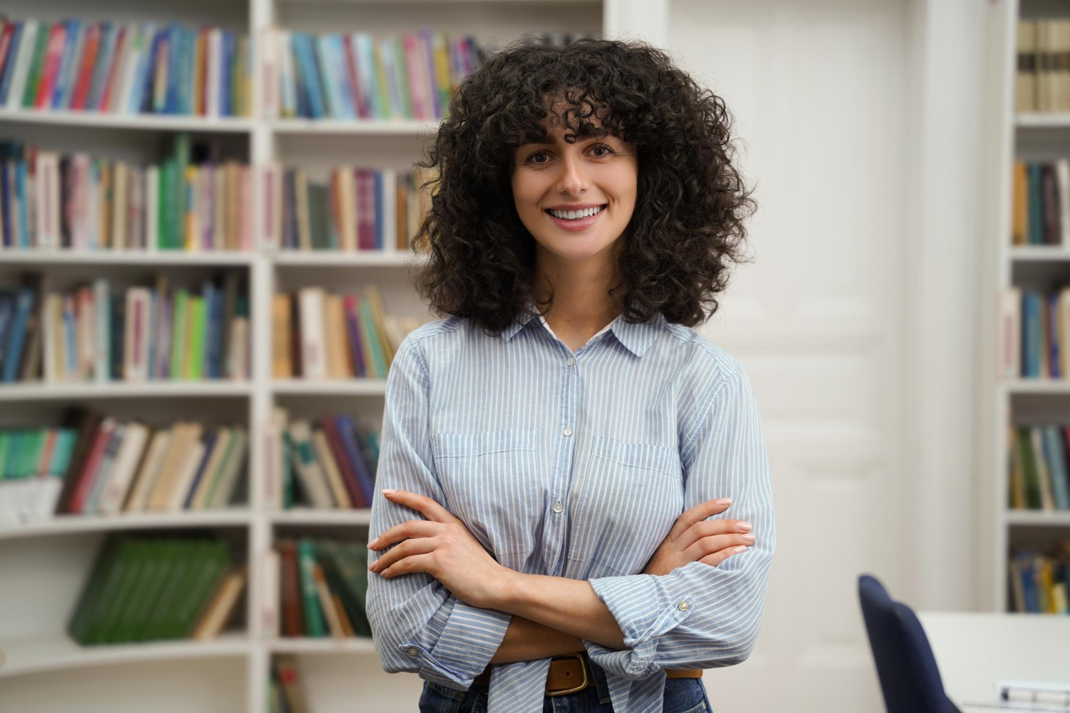 Jovem mulher sorrindo.