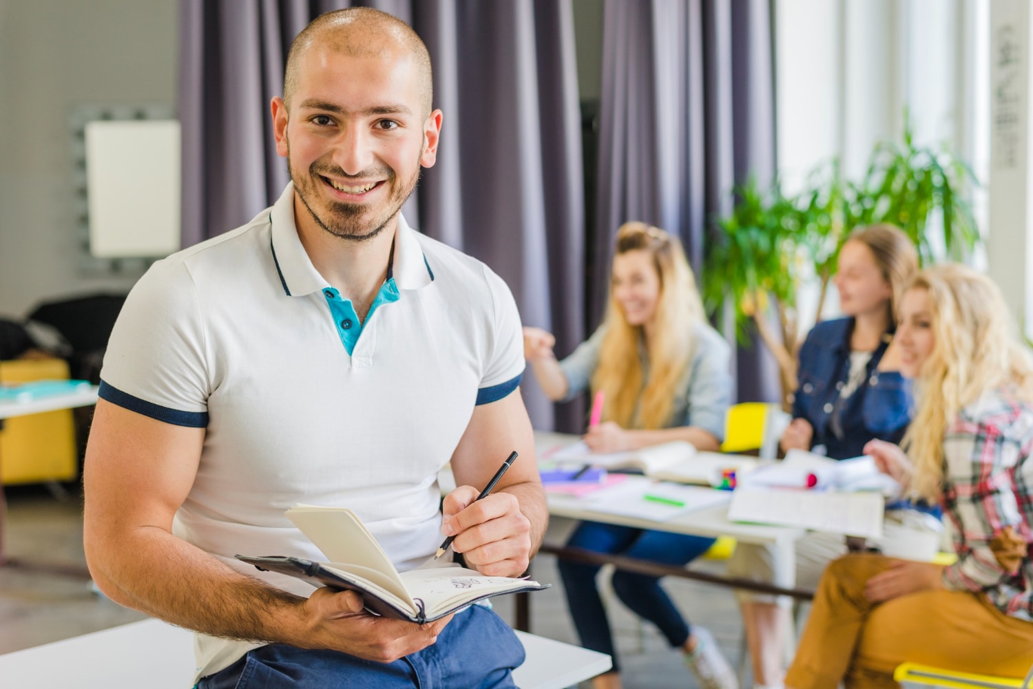 Homem sorridente com caderno